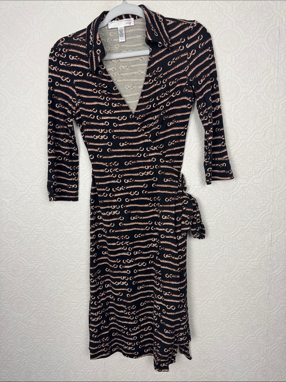 Diane von Furstenberg Vintage 100% Silk Wrap Dress Size 4 Chain Print Black